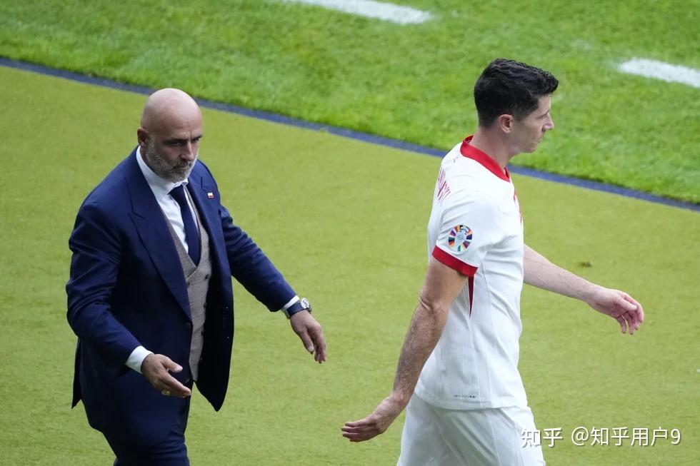 开云-莱万多夫斯基意外战胜TES，重返赛场引爆全场！