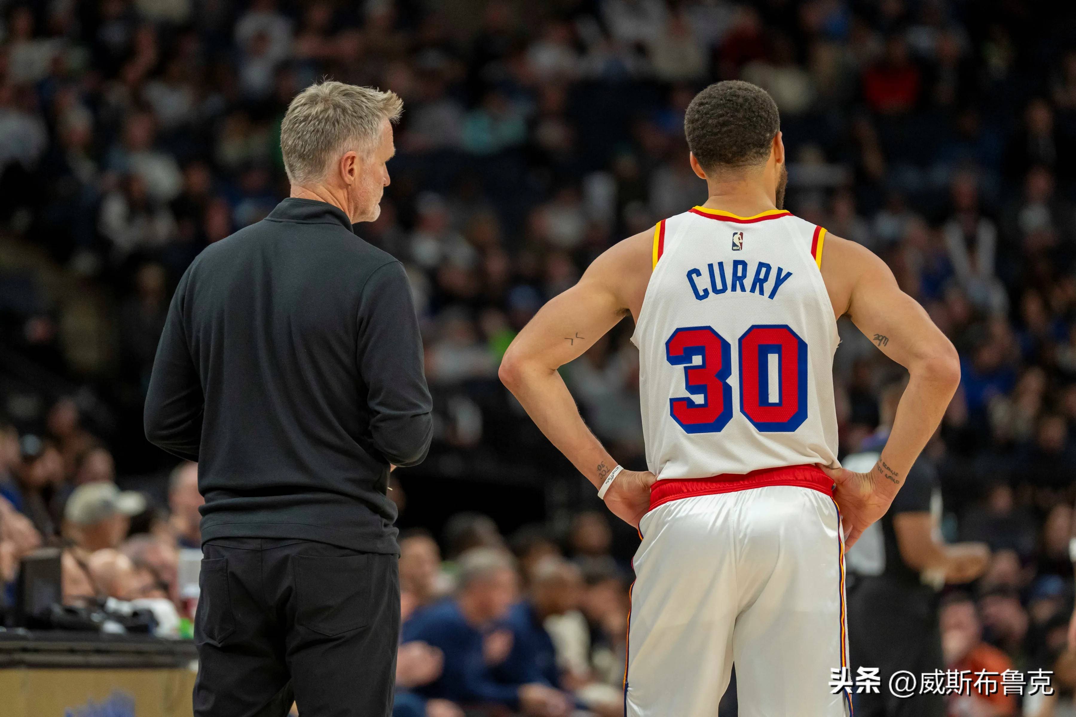 开云体育-库里在澳大利亚队比赛中险胜，刷新纪录引发热议！