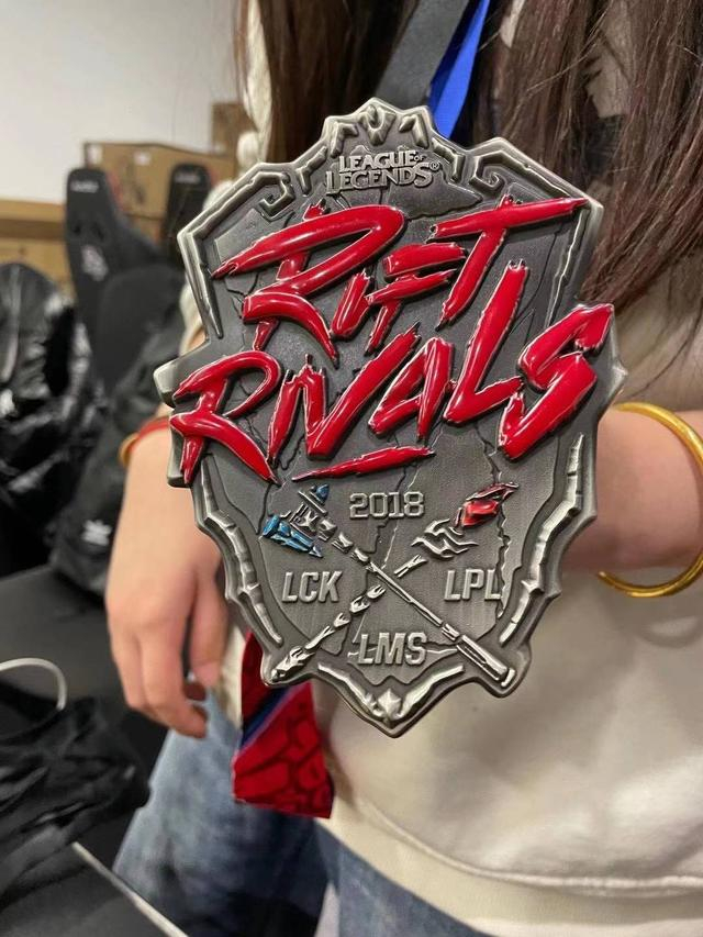 开云体育- 加拿大队观众热烈欢呼！，Uzi迎来十二赛季出色发挥气势如虹延续