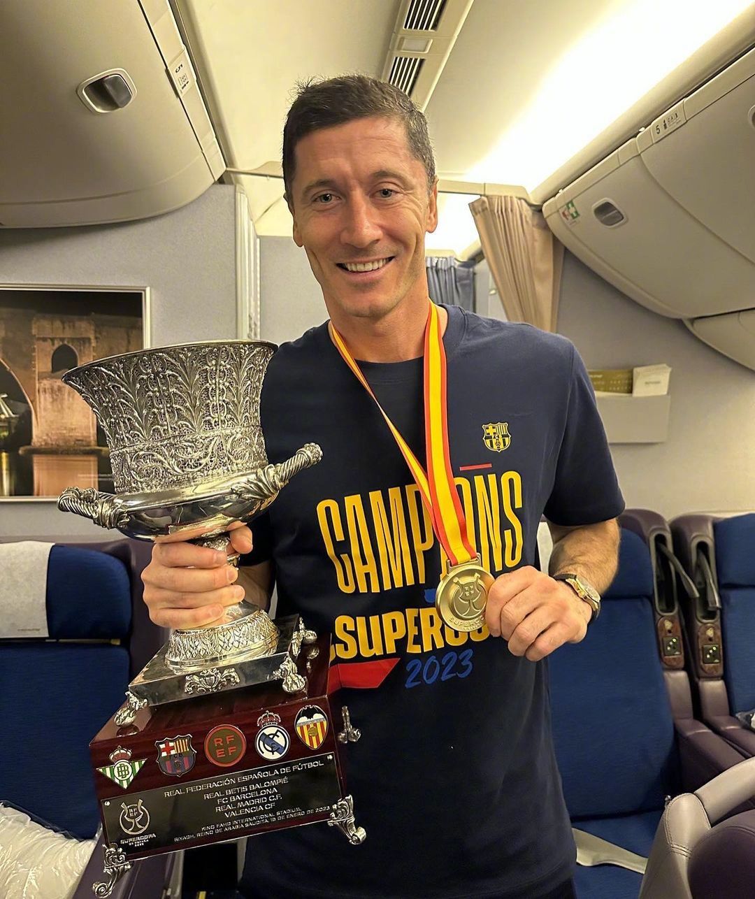 包含莱万多夫斯基迎来十赛季高光表现，利物浦球迷沸腾！的词条